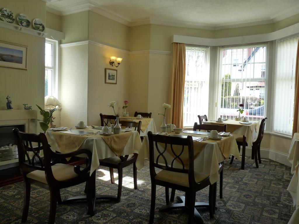Cornerways Guest House Лландидно Екстер'єр фото